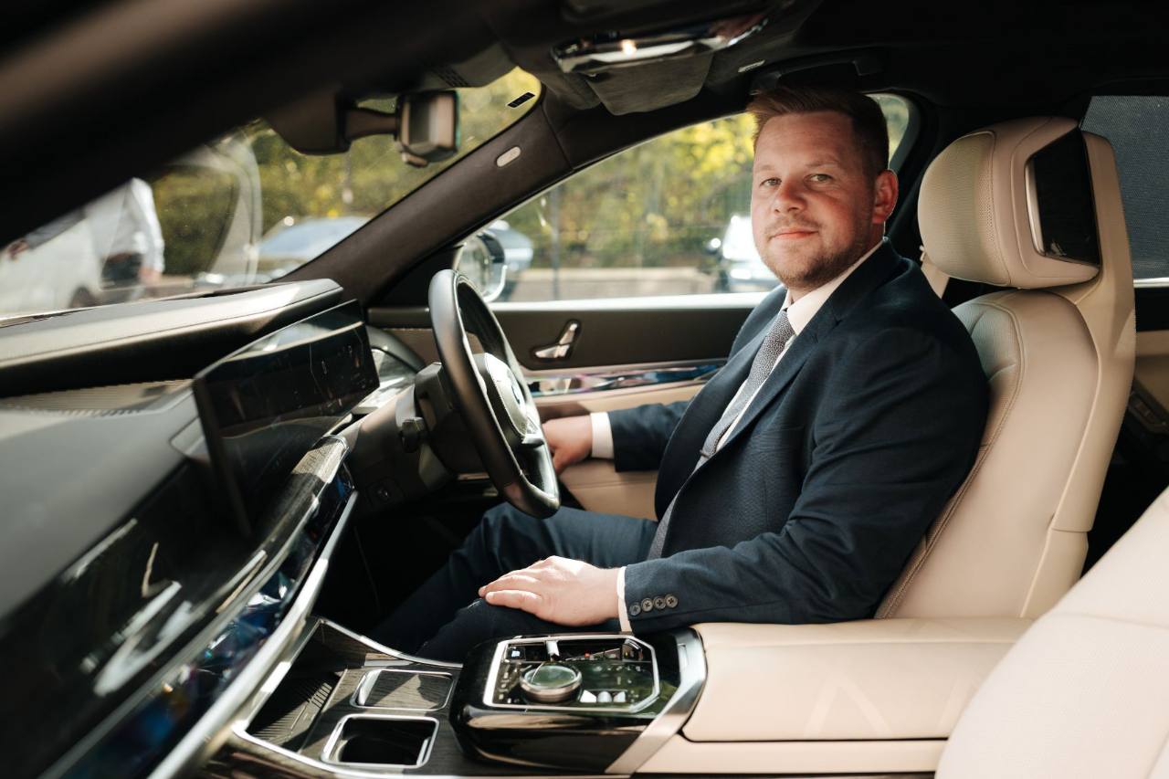 A Noble chauffeur at the wheel