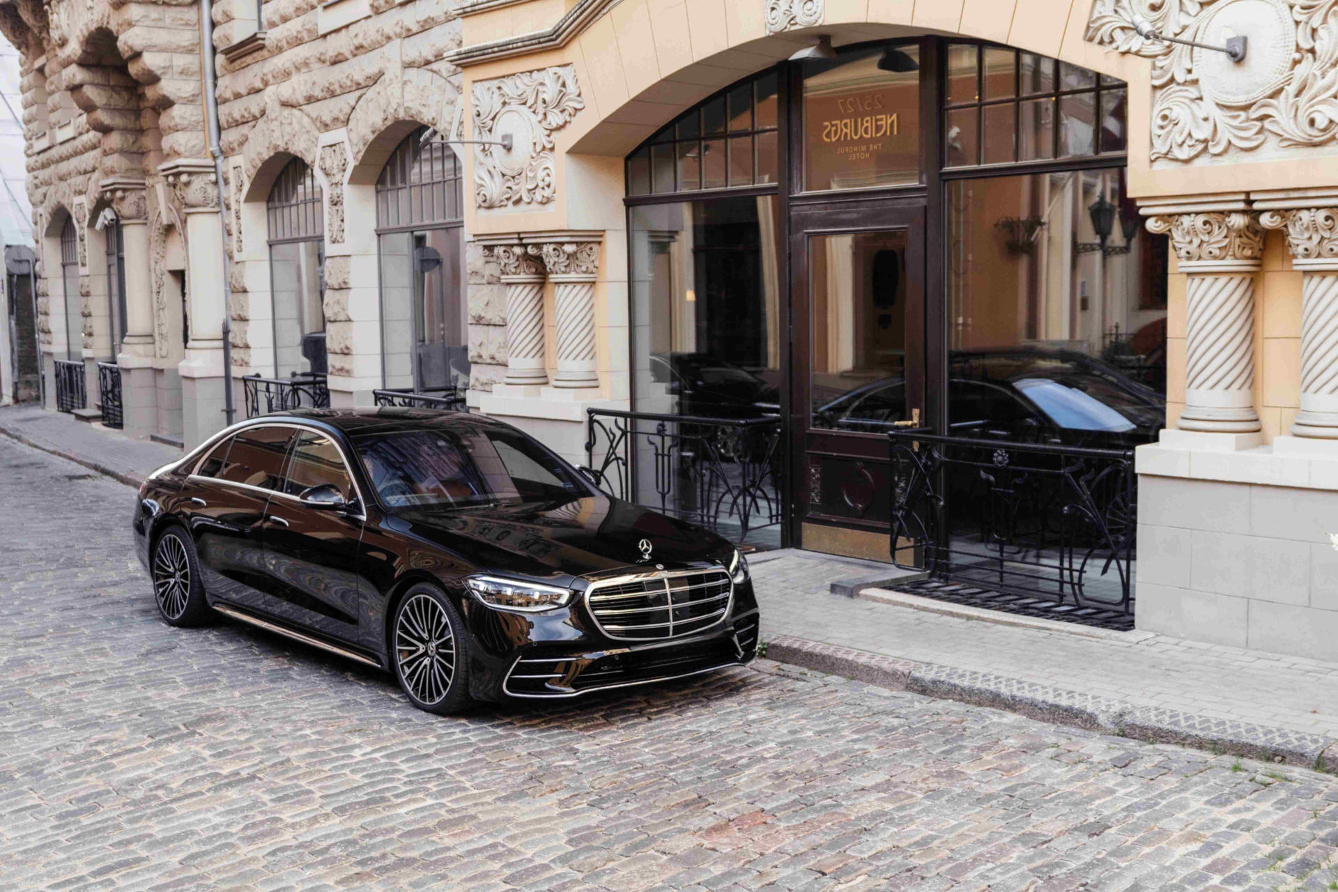 Topographic map of London in grayscale as background for the contact page